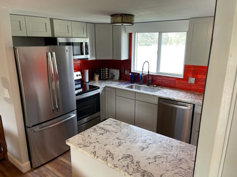 Full kitchen with dishwasher - Full kitchen with dishwasher