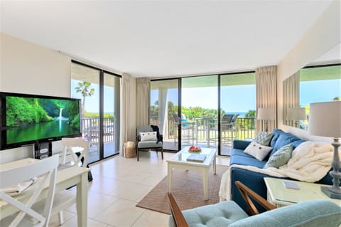 Corner unit with lots of natural light – perfect beachy feel.