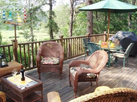 Large deck with gas barbecue -plenty of outdoor seating