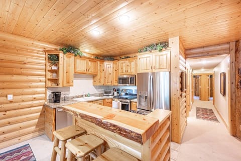 Large gourmet kitchen, fully-equipped with breakfast bar, new stainless steel appliances including fridge, oven, dishwasher, microwave, Keurig coffee