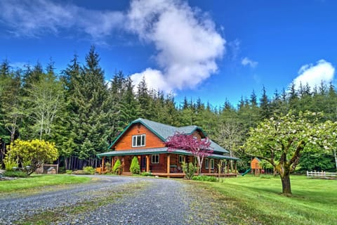 Forks Vacation Rental | 3BR | 2.5BA | 2,400 Sq Ft | Stairs Required