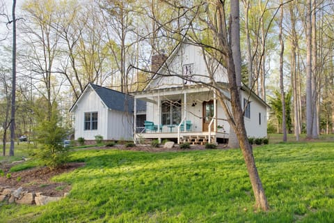 Andersonville Vacation Rental | 4BR | 3BA | 1,556 Sq Ft | Stairs Required