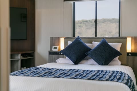 Down comforters, WiFi (free), bed sheets
