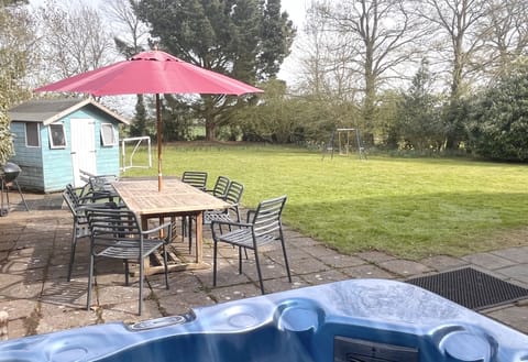 Farmhouse garden and hot tub
