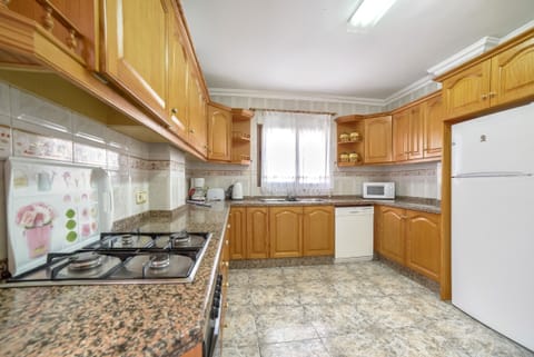 Holiday villa with private pool located in Calpe (Costa Blanca) for 12 people, with six bedrooms and four bathrooms distributed on two independent floors connected by external stairs.INTERIOR: GROUND FLOOR consists of a spacious living room, kitchen with gas hob, a bedroom with double bed, a bedroom with two single beds, a separate bathroom with bathtub and a separate bathroom with shower. The UPPER FLOOR is equipped with a fully equipped kitchen with dishwasher and gas hob, living room, four bedrooms, one with a double bed and the other three with two single beds, and two independent bathrooms with bathtub. The villa has air conditioning in all rooms.EXTERIOR: The villa has a pool with dimensions 8x4, metal stairs and outdoor shower. The pool is surrounded by artificial grass.LOCATION: Located in front of the “Salinas” of Calpe, a privileged area due to its proximity to the various services since a short distance will allow them to access the center of Calpe (2 km), the sandy beach (1 km) and the supermarket (0.5 km).OBERVATIONS: Free WiFi. Pets are allowed up to 12 kg with supplement.