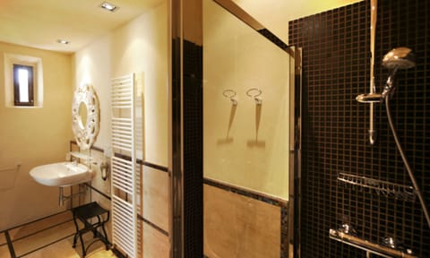 Superior Double Room | Bathroom | Free toiletries, hair dryer, bidet, towels
