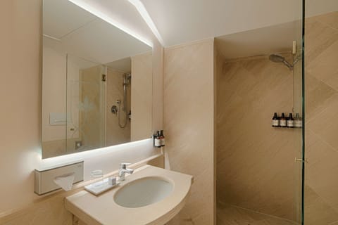 Standard Single Room | Bathroom | Combined shower/tub, eco-friendly toiletries, hair dryer, bidet