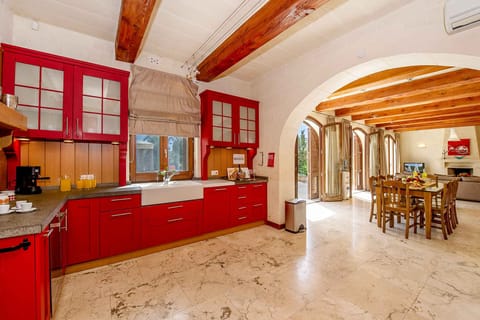 Kitchen and dining area of The Almonds Holiday Home
