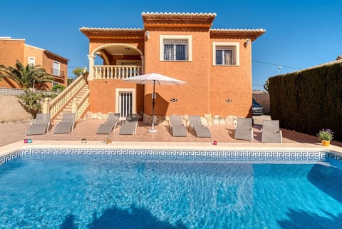Beautiful villa with private pool located in Calpe (Costa Blanca), for 8 people with four bedrooms and two bathrooms distributed on a single floor (upper floor), since the lower one is closed and uninhabited.INTERIOR: Composed of living room with sat / tdt tv, and access to covered terrace and pool. Fully equipped independent kitchen with dishwasher and gas fires, a bedroom with two single beds, a separate bathroom with a bathtub, a bedroom with a double bed, a bedroom with two single beds, a separate bathroom with a bathtub and washing machine, and finally a bedroom With two single beds.EXTERIOR: It has a closed and partially wooded plot of 700 m² approx. You can enjoy the pool (8x4) of Roman stairs, outdoor shower, barbecue and space for sunbathing in the hammocks. Parking within the same plot for 3-4 vehicles.SITUATION: The villa is located in the urbanization Pla Senieta, quiet urbanization and a few meters from the center of Calpe (0.7 km), the sandy beach (beach and promenade arenal-bol 1.2 km), the shopping center and supermarket (0.7 km) and the tennis club and restaurant (0.4 km).OBSERVATIONS: Free WiFi. Pets are allowed up to 12 kg with supplement.
