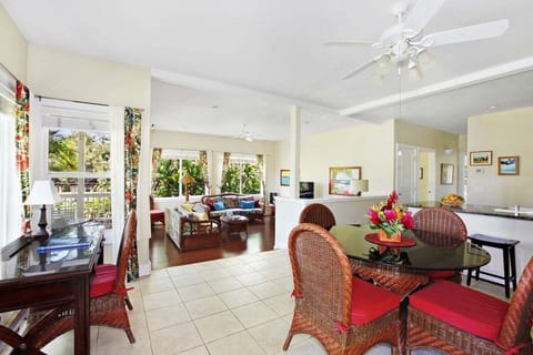 Regency 710 Dining/Living Area