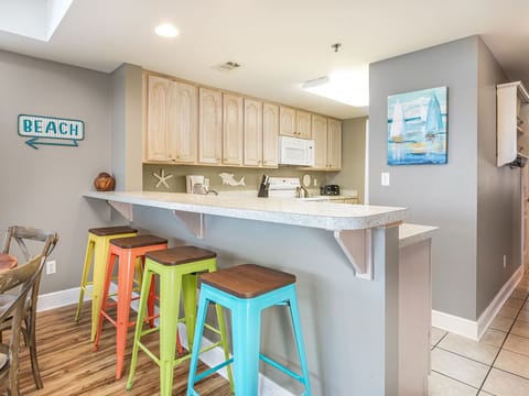 Kitchen - Breakfast Bar Seating for 4