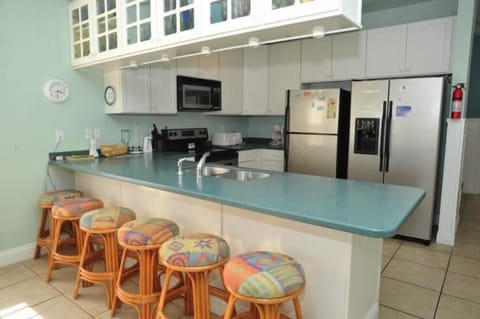 Sundown - bar and kitchen