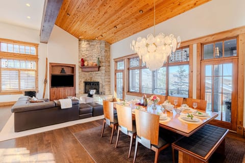 Dining Area with Seating for up to 12