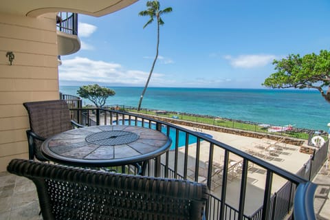 Outdoor seating for 3