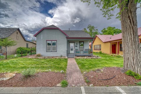 Nita's Place is a fully-renovated 1909 home 3 blocks from a public park and 5 blocks from the charming historic downtown shopping district