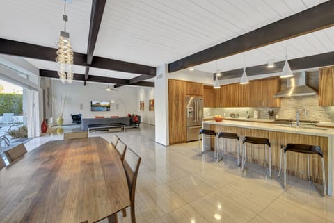 K0018 - Dining to Kitchen