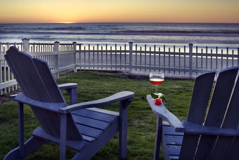 Right on the beach - Private 7 stairs to the sandy beach. Great for beachfires, flying kites, building sandcastles and wave jumping, don't forget the agates and sea glass.