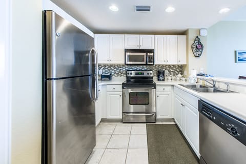 Fully equipped kitchen and stainless appliances