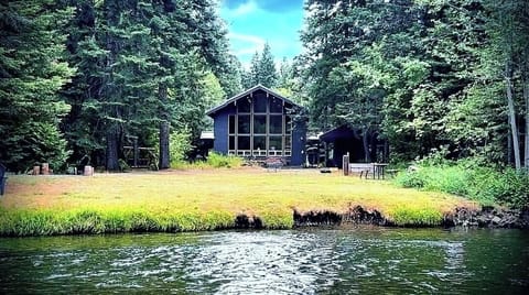 River Rocks Lodge: - Private setting on the bank of the Yakima River.