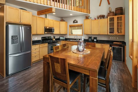 River Rocks Lodge. - Dining table in the great room.