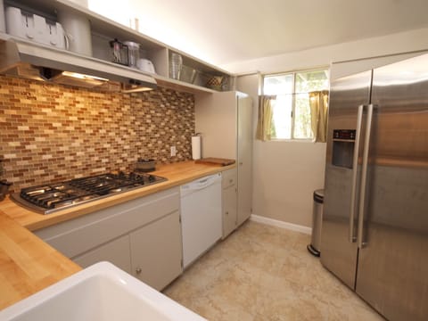 Modern and Bright Kitchen