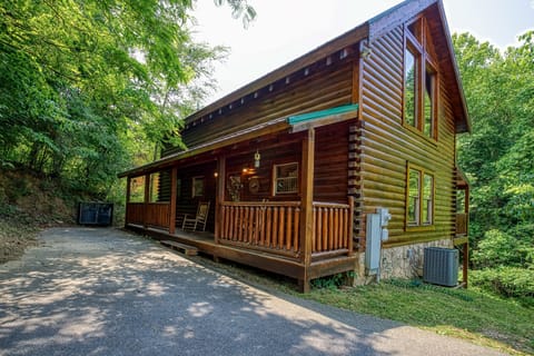 Pigeon Forge log cabin Camelot - Private Camelot only 1 mile off the Pigeon Forge Parkway