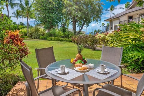 Kahala 713 Living Area Lanai with Dining for 4