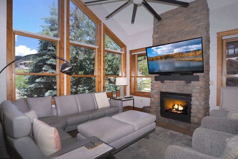 Living room w/gas fireplace, TV