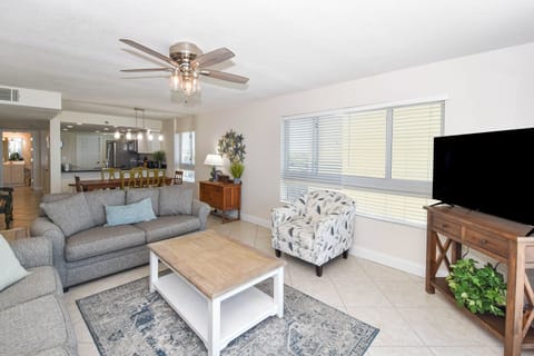 Destin Towers 41- Open Living Area