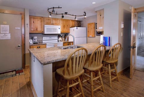 Kitchen w/3 barstools