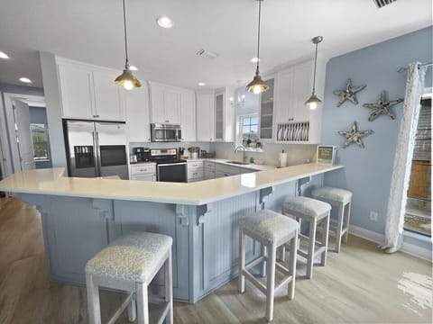 2nd Floor | Fully-Equipped Kitchen & Bar Area