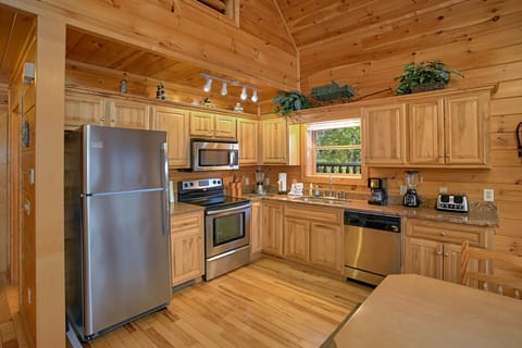 Custom Kitchen with Stainless Appliances - Prepare exquisite meals with your family and friends at Splash Mansion Cabin. Beautiful Smoky Mountain Log Home to enjoy the perfect vacation!