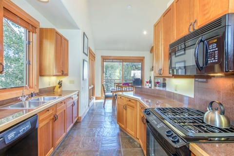 5-Telluride-Terraces-402-Kitchen.JPG