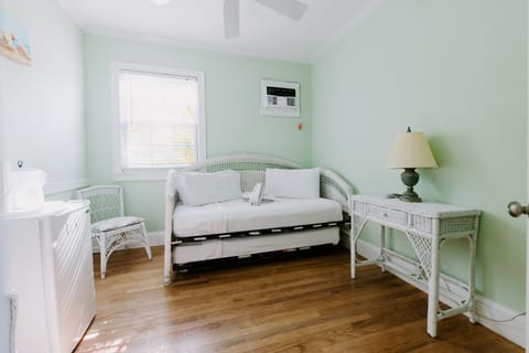 King Suite Balcony - James House | Extra beds