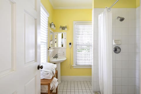 Classic King Balcony - James House | Bathroom | Free toiletries, hair dryer, towels, shampoo