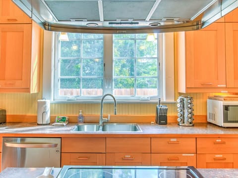 The double-bowled sink and dishwasher makes clean-up time a breeze!