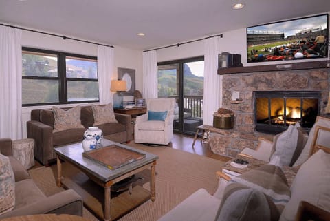 Living room w/fireplace -uses fire logs