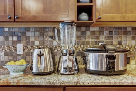 10 cup coffee maker, toaster and slow-cooker provided in the kitchen - 4 O'Clock Lodge D26 Breckenridge Vacation Rental