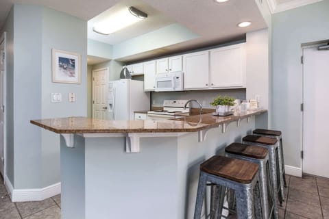 Kitchen with breakfast bar
