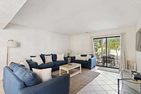 Living Room Side view/balcony