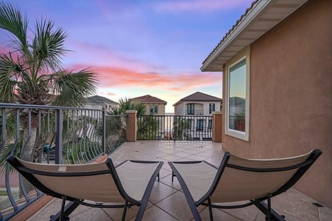 Casa Lontano - Vacation Rental House with Community Pool and Hot Tub Near Beach in Destiny by the Sea Destin, Florida - Five Star Properties Destin/30A