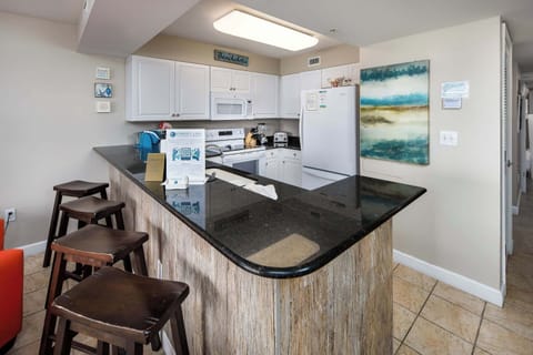 Kitchen with breakfast bar