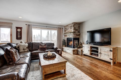 Living room, Fire, Large TV