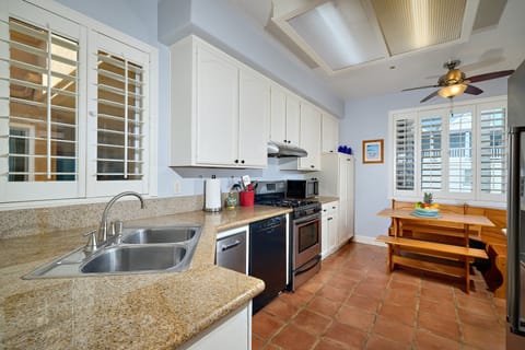 fully equipped kitchen