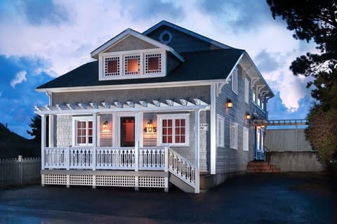 The Beachfront Lodge - Plenty of room and parking for 6 cars.