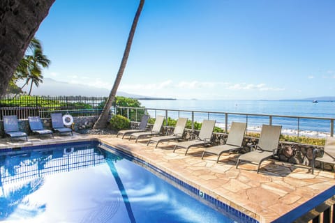 B6 Kihei Sands Beachfront Condominiums - Beachfront living at Kihei Sands condo B6!
