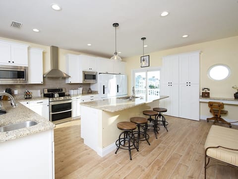 Grace - Bar and bar stools for extra seating