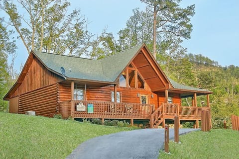 "Buckhead" Pet Friendly Pigeon Forge Cabin Rental! - This luxury cabin rental has everything your family or group of friends could ever ask for in a Smoky Mountain Resort Cabin. If you will be visiting Dollywood on your trip, this cabin has easy access to the #1 attraction in Tennessee.