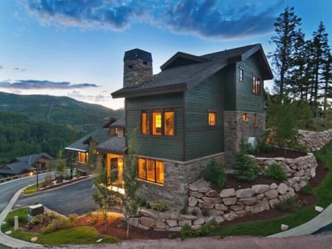 Luxury 5 Bedroom, 6.5 Bath Home in the Sought After Lookout Neighborhood in the Mid-Mountain Sliver Lake Area