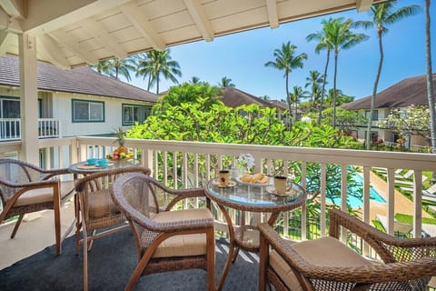 Regency 221 Dine Alfresco Overlooking Tropical Flora and Regency Pool